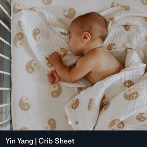 Yin & yang crib sheet + quilt